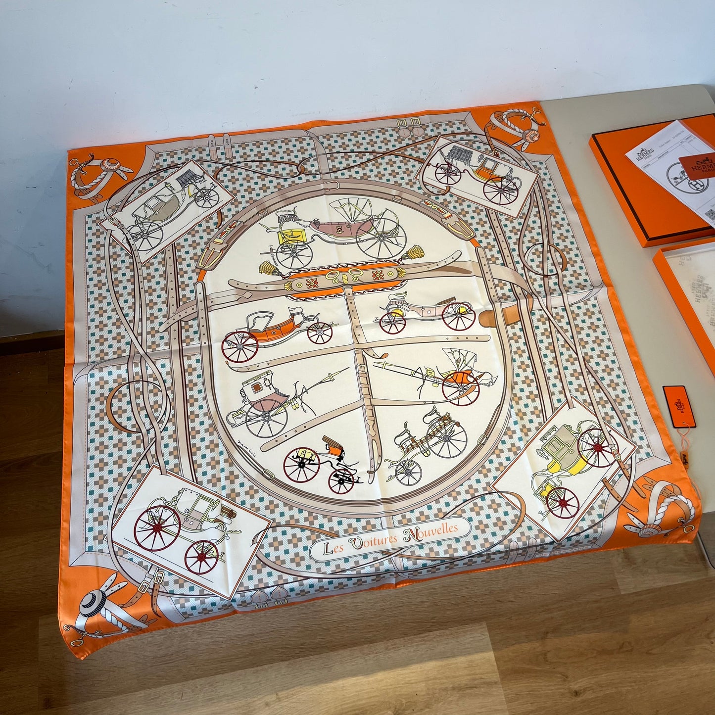 Carré 70 Les Voitures Nouvelles Scarf
