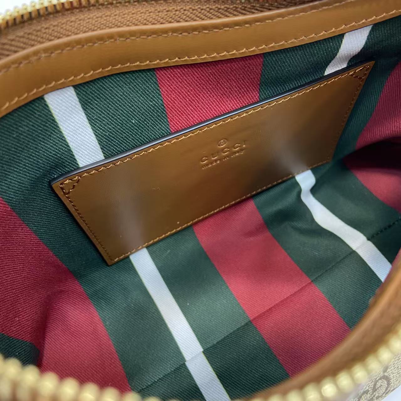 GG Supreme Canvas Shoulder Bag
