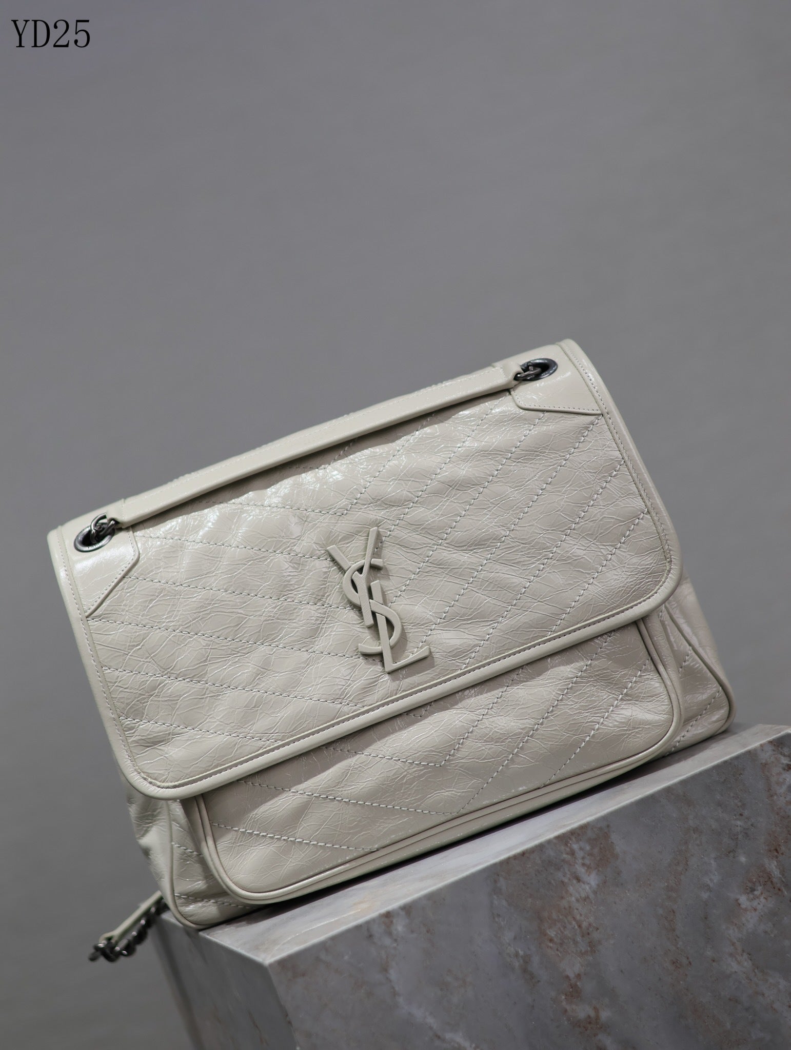 Niki Medium Leather Shoulder Bag