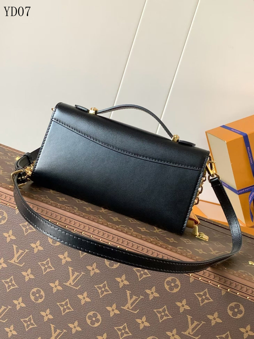 Capucines Wallet on Chain Bag