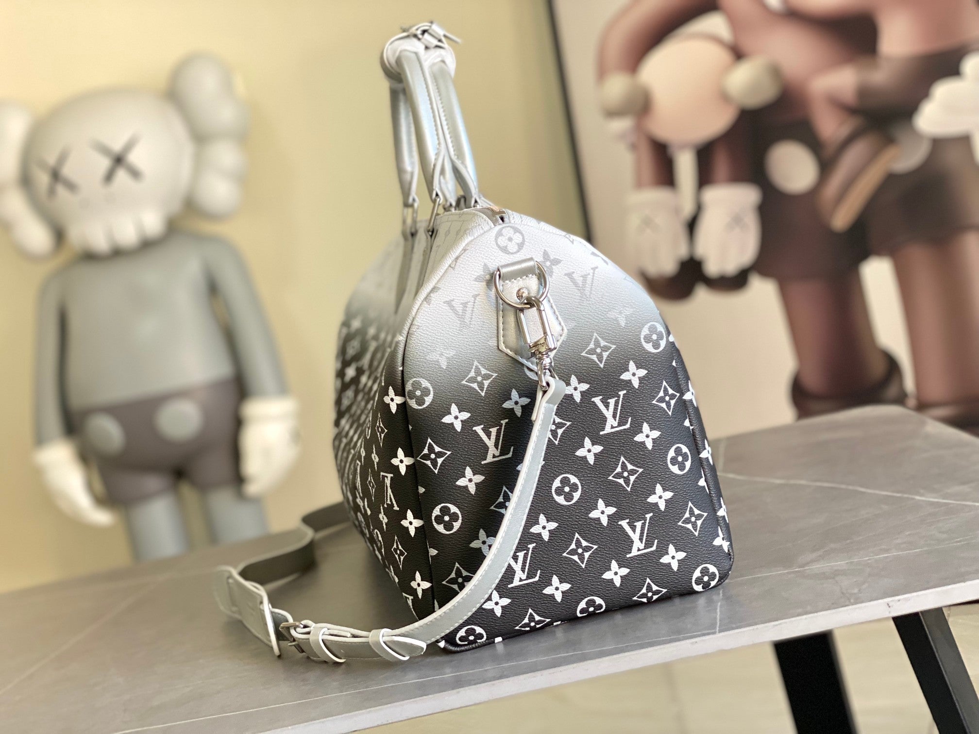 Keepall Bandoulière 50 – Monogram Eclipse Gradient Silver Edition
