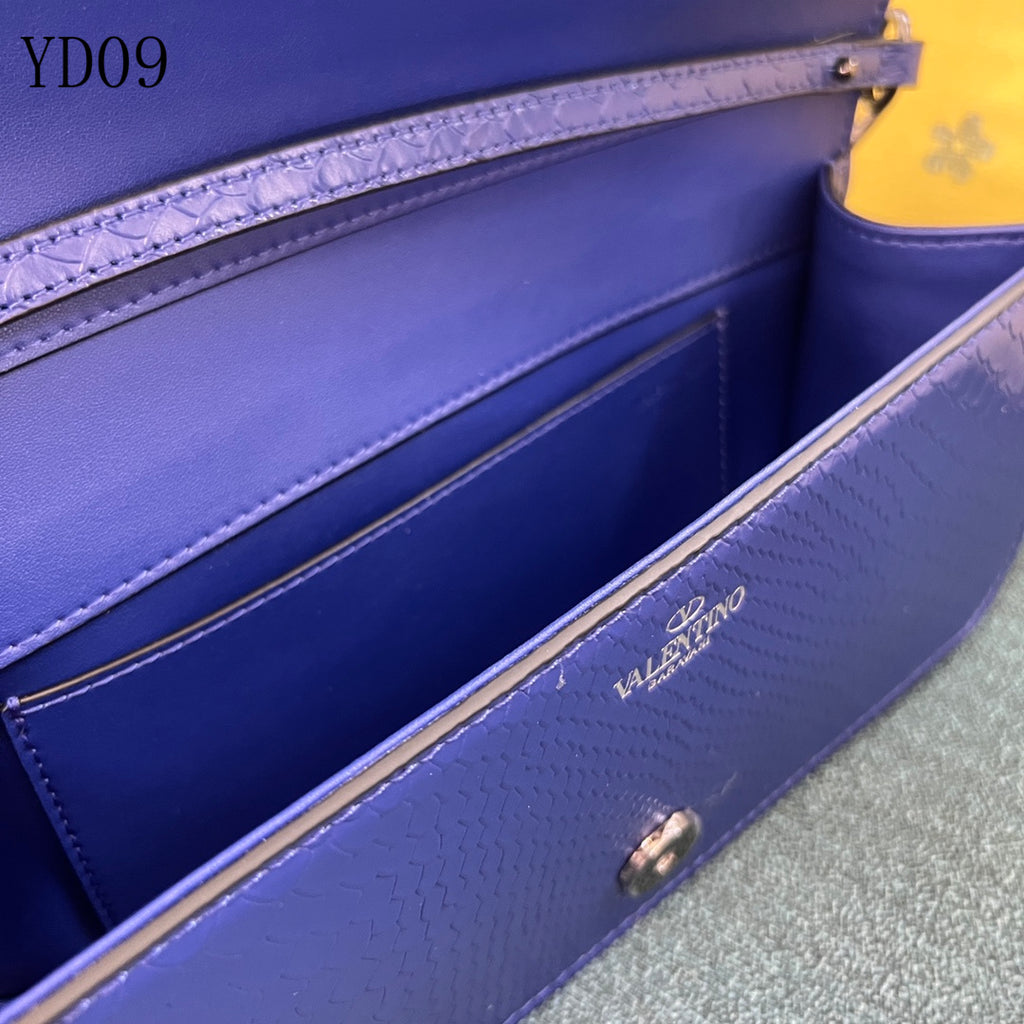 Garavani VLogo Signature Ayers Leather Bag