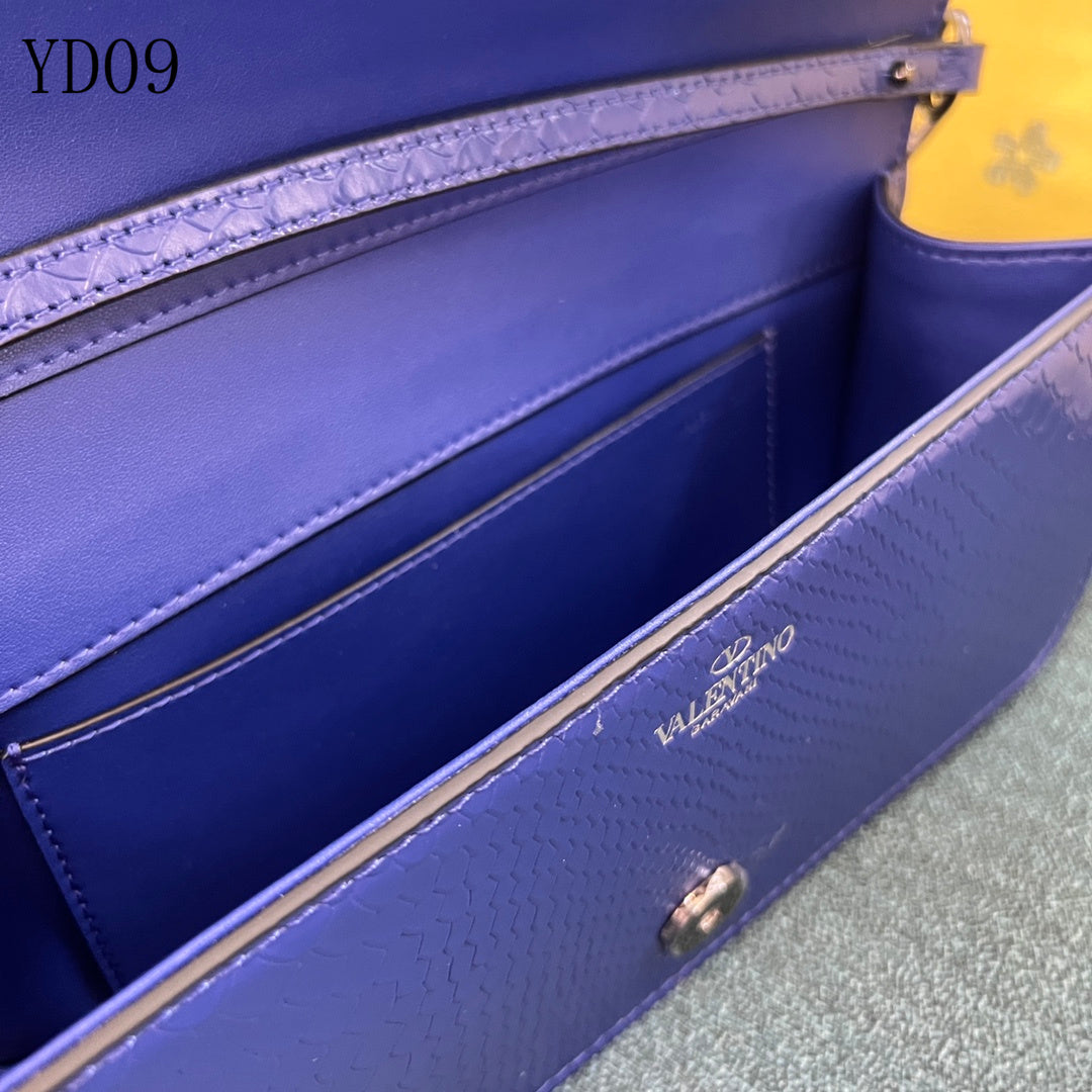 Garavani VLogo Signature Ayers Leather Bag