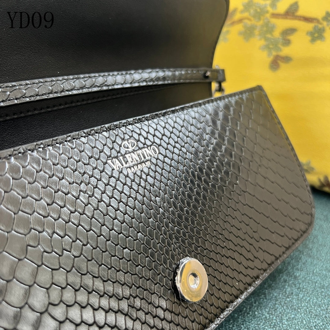 Garavani VLogo Signature Ayers Leather Bag