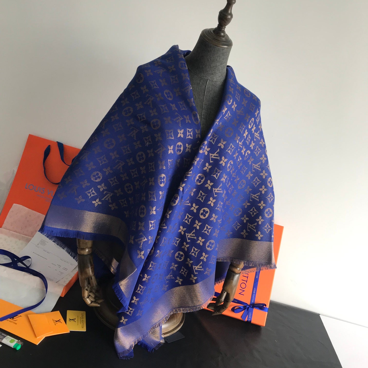 Monogram Shawl 140 x 140 cm