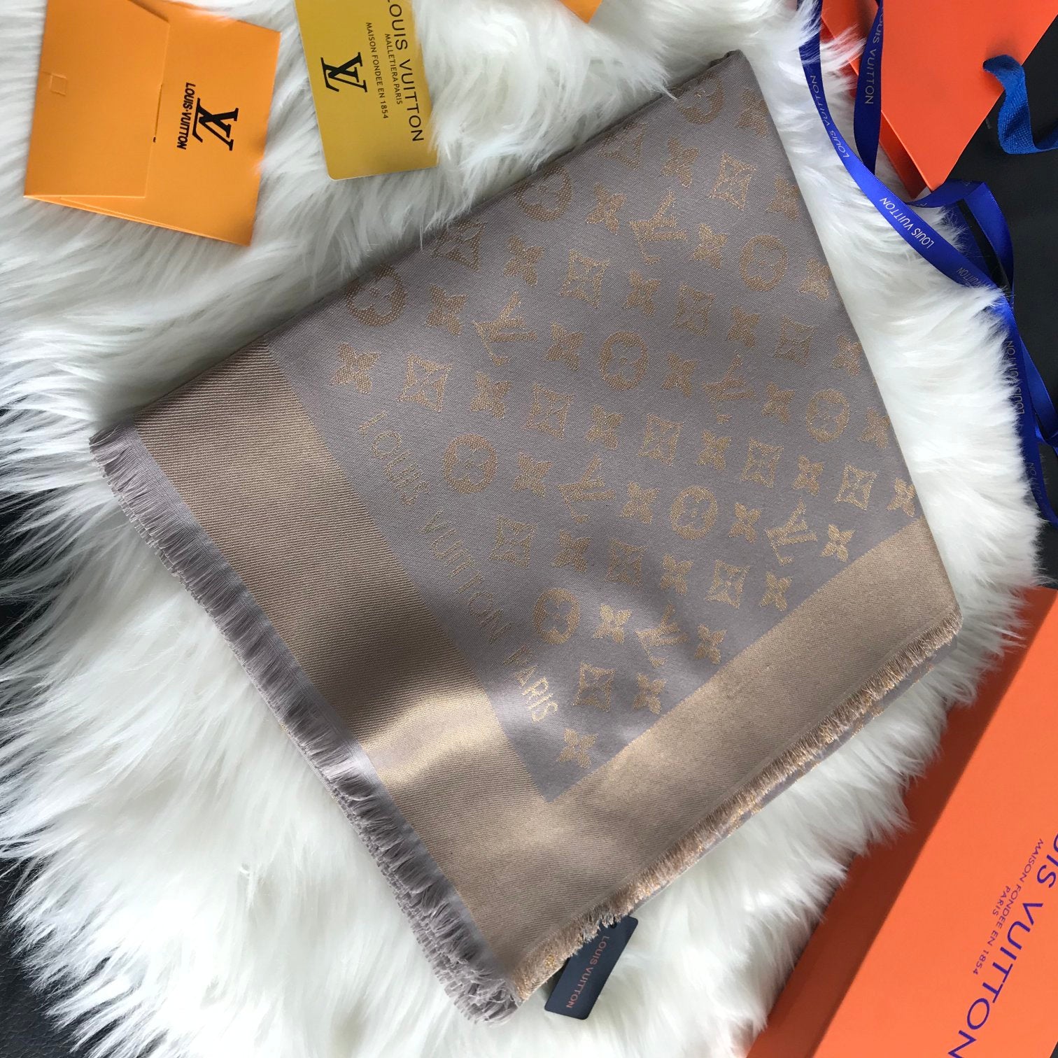 Monogram Shawl 140 x 140 cm