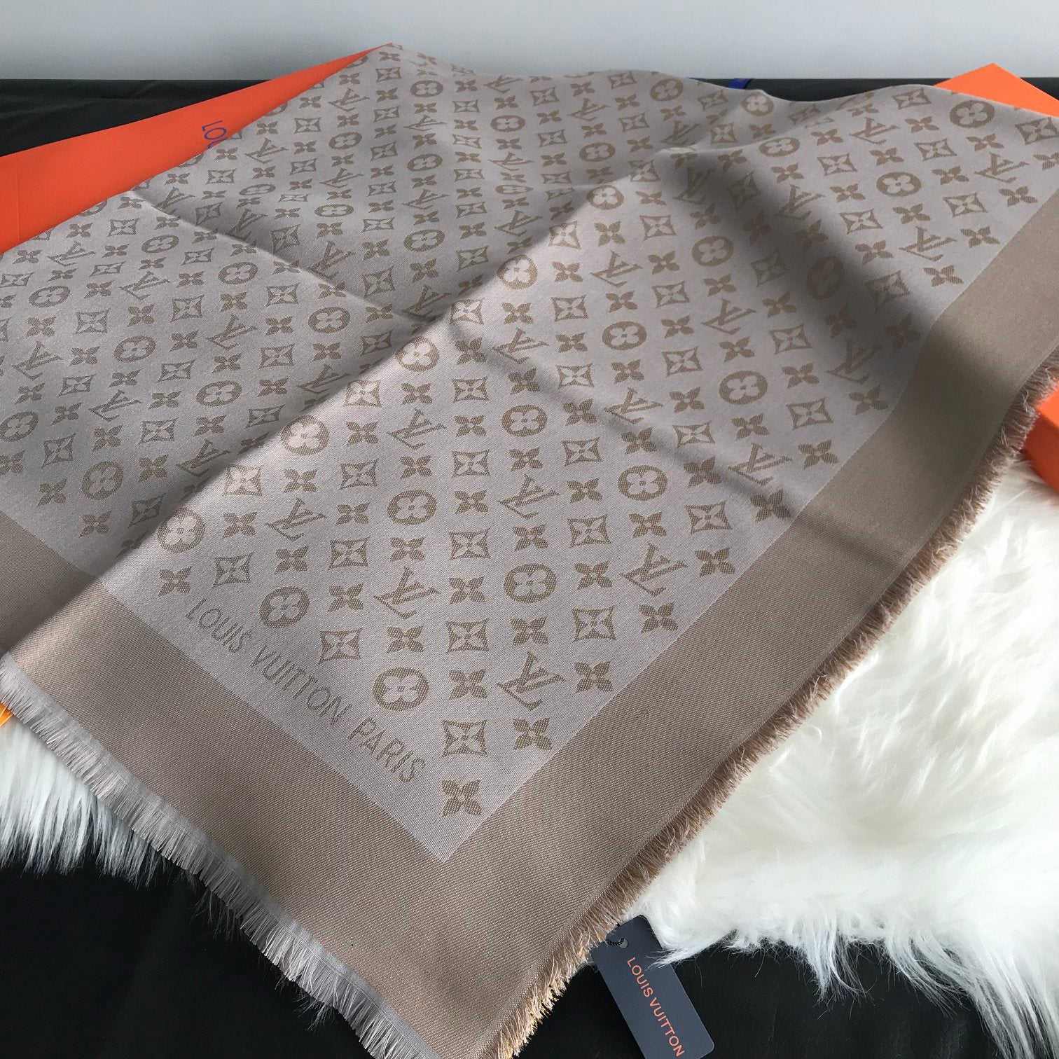 Monogram Shawl 140 x 140 cm