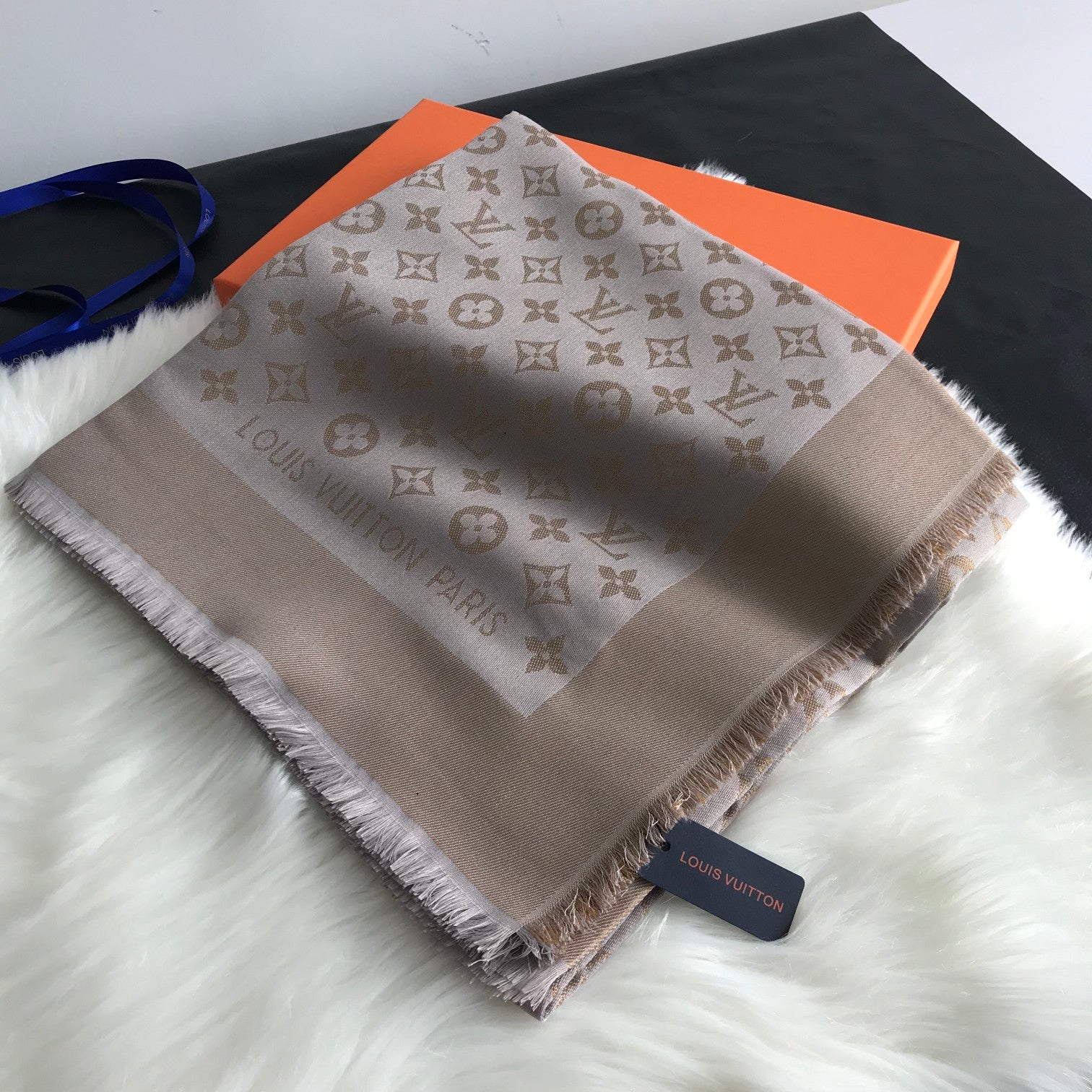 Monogram Shawl 140 x 140 cm