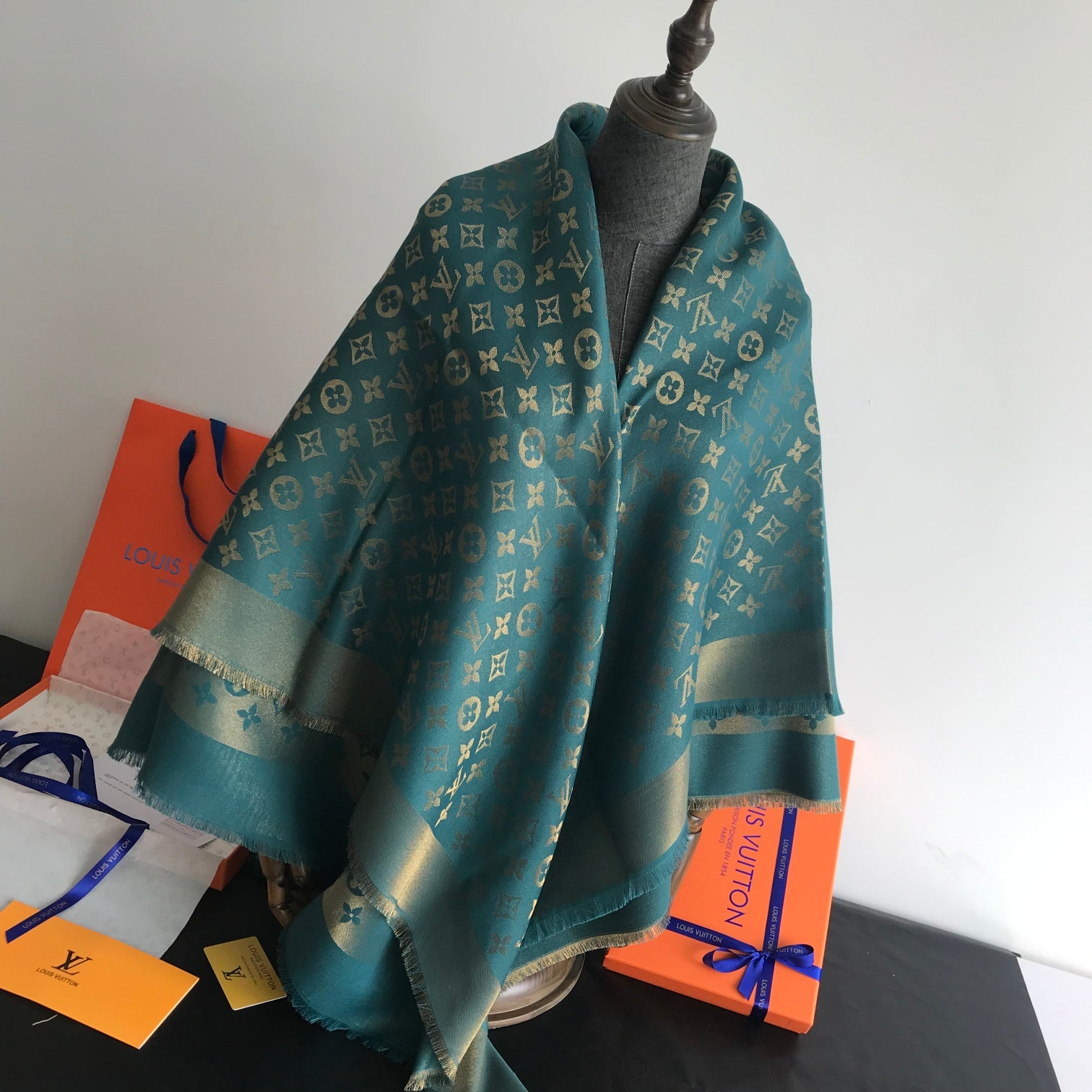 Monogram Shawl 140 x 140 cm