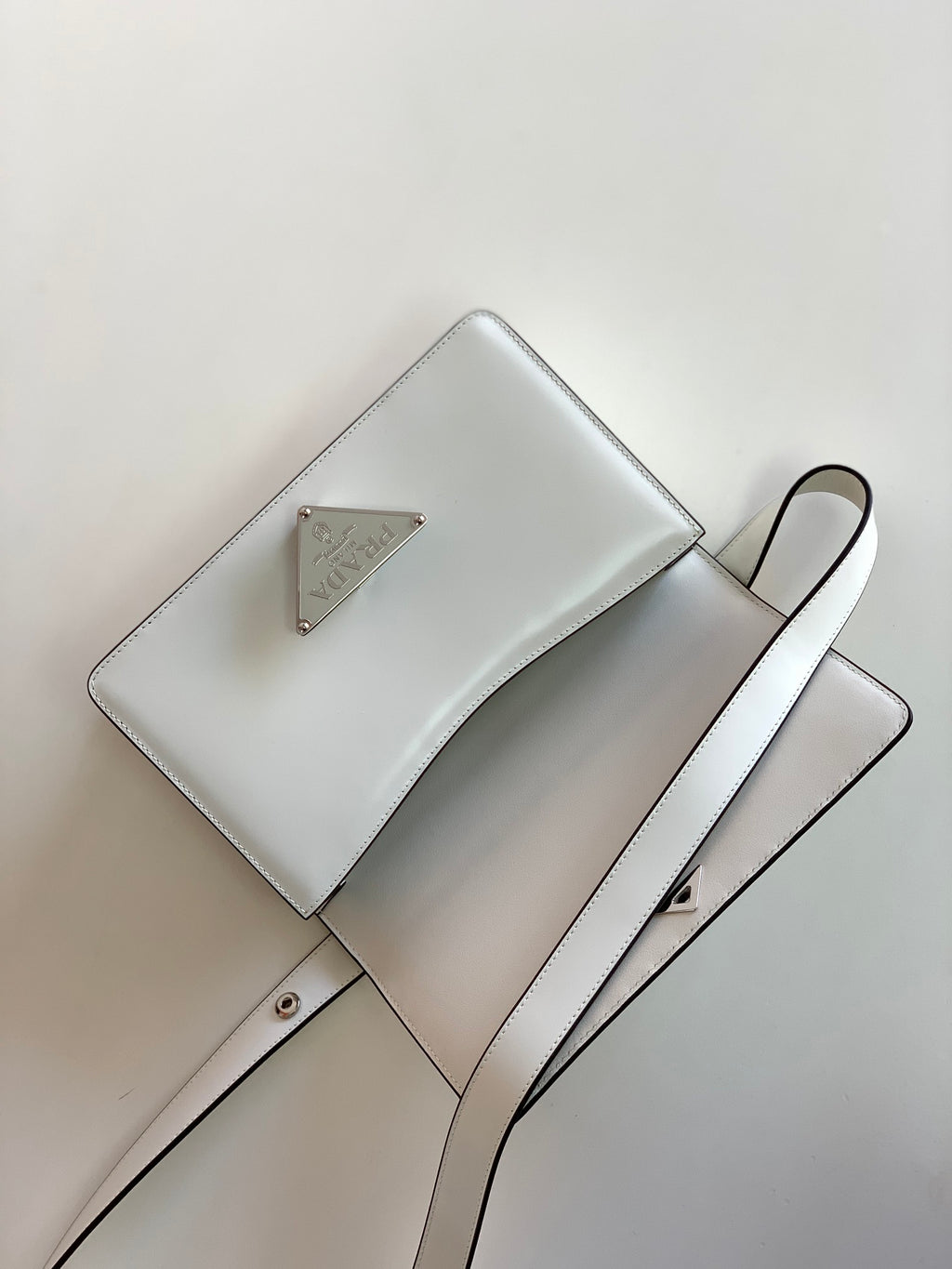 Symbole Triangle Plaque Flap Shoulder Bag