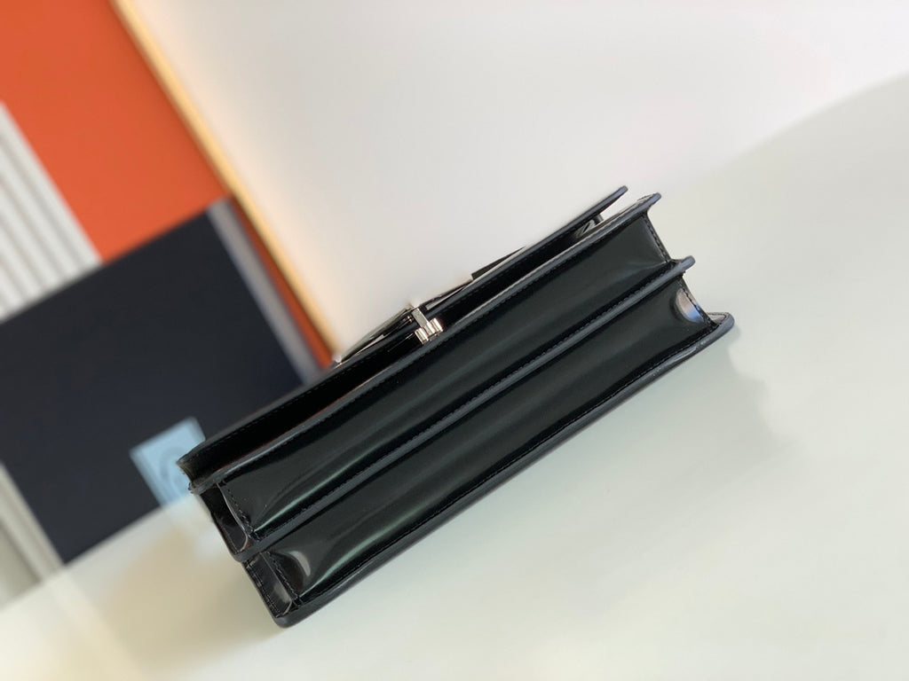 Symbole Triangle Plaque Flap Shoulder Bag