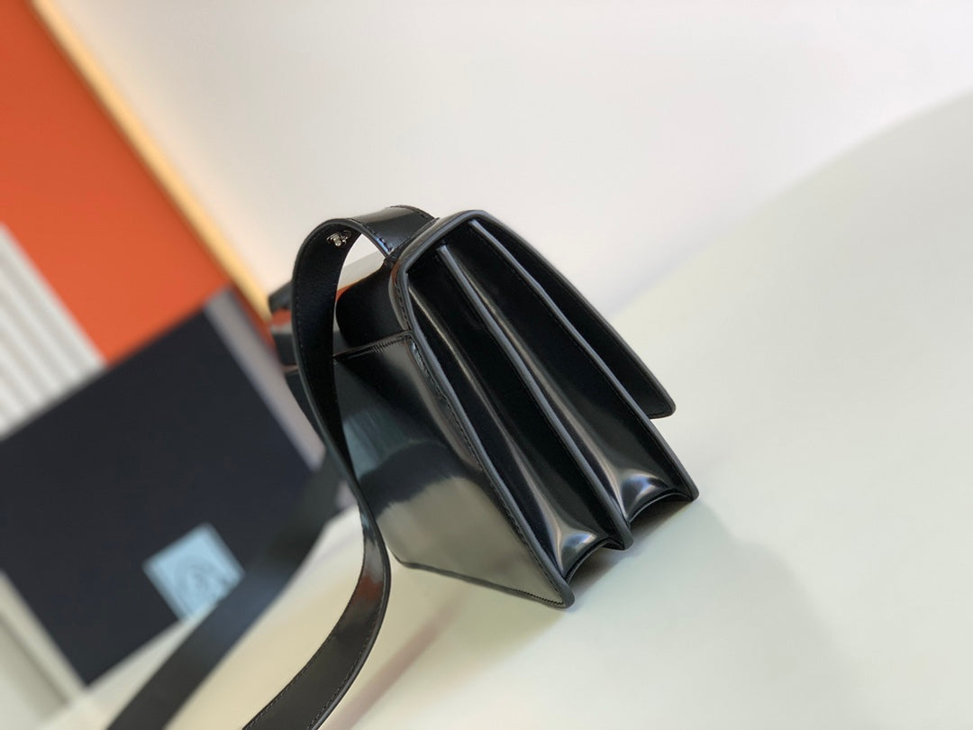 Symbole Triangle Plaque Flap Shoulder Bag