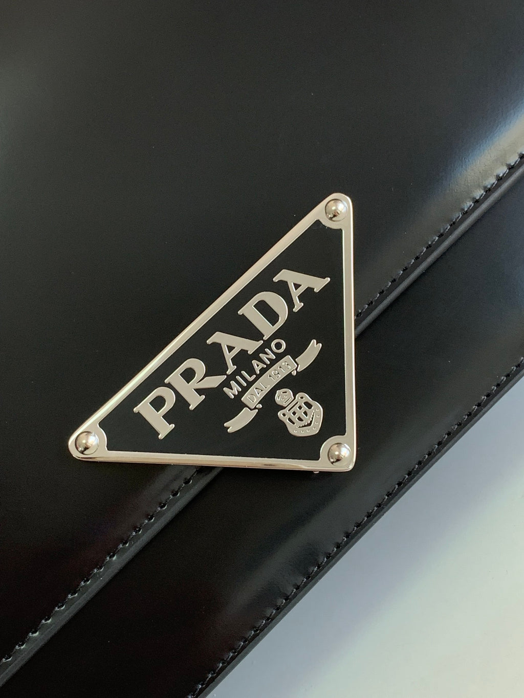 Symbole Triangle Plaque Flap Shoulder Bag