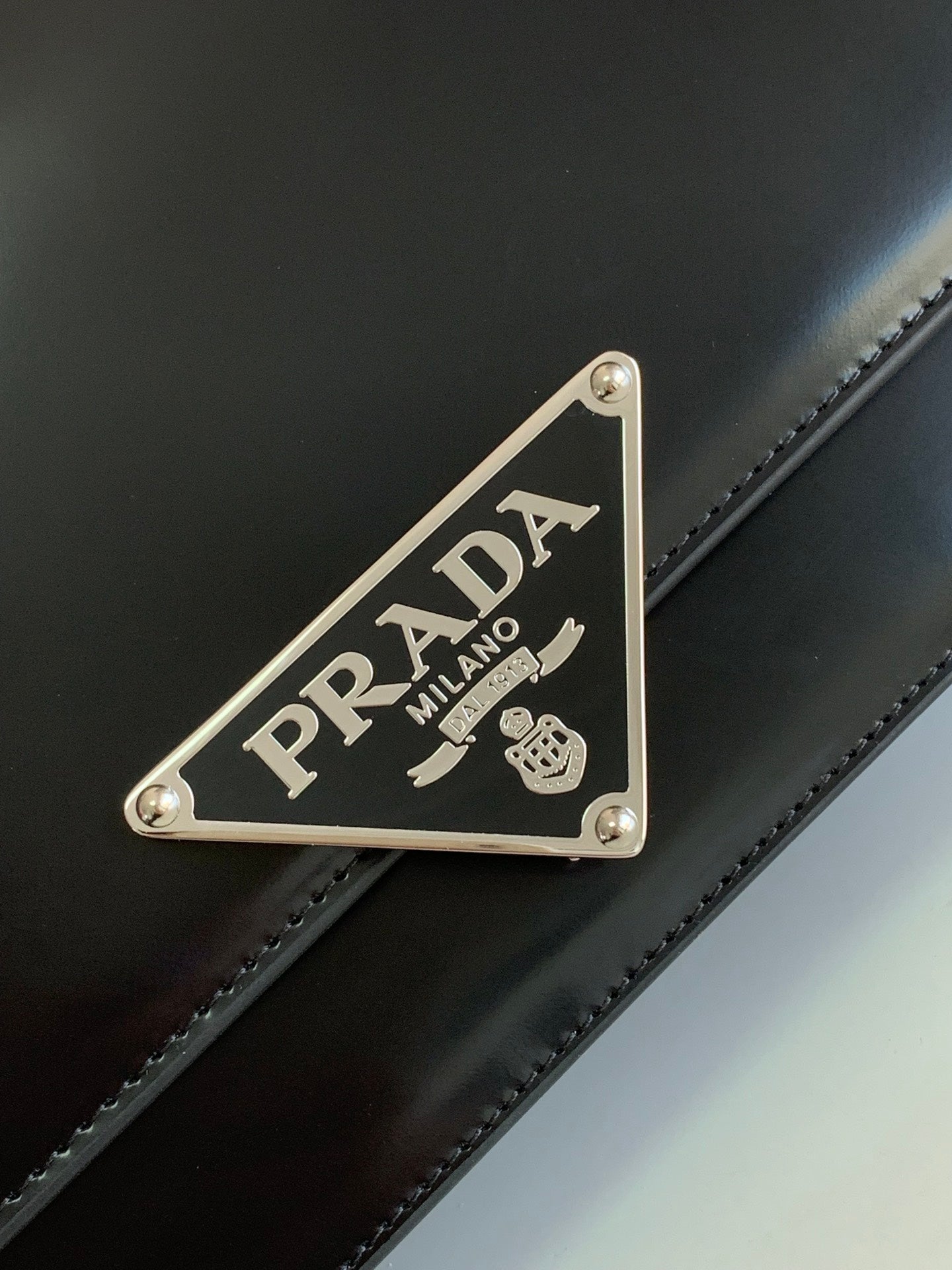 Symbole Triangle Plaque Flap Shoulder Bag