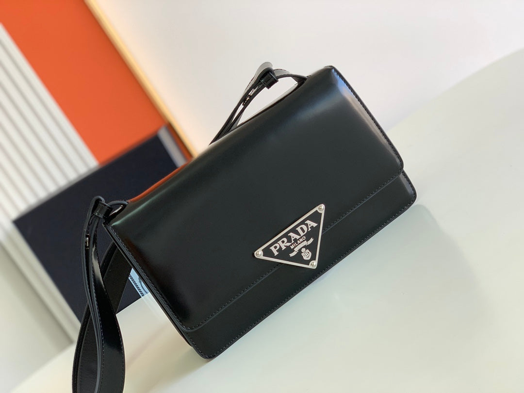 Symbole Triangle Plaque Flap Shoulder Bag