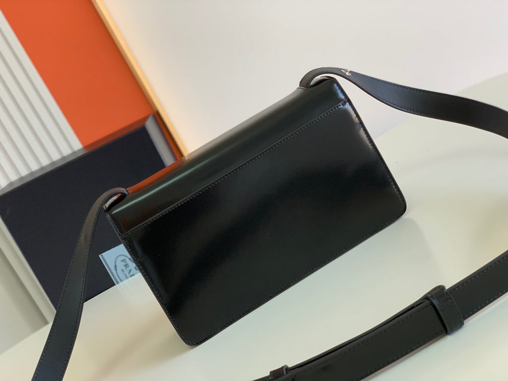 Symbole Triangle Plaque Flap Shoulder Bag