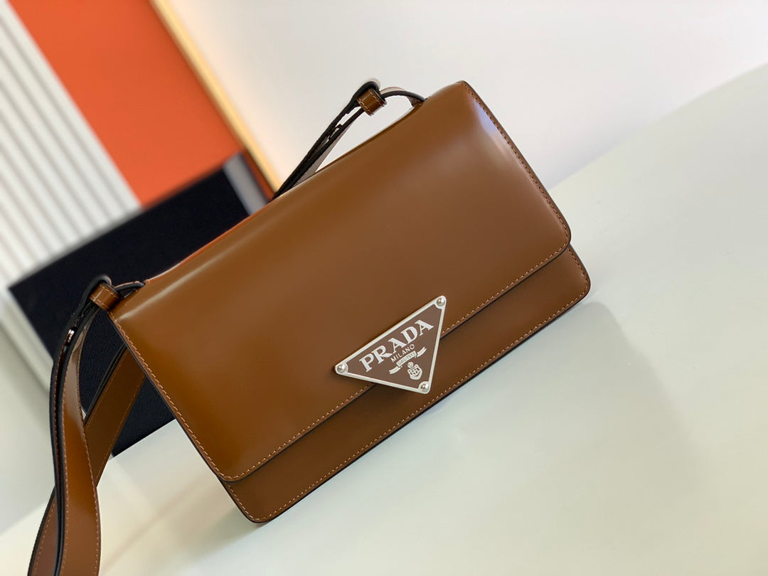 Symbole Triangle Plaque Flap Shoulder Bag