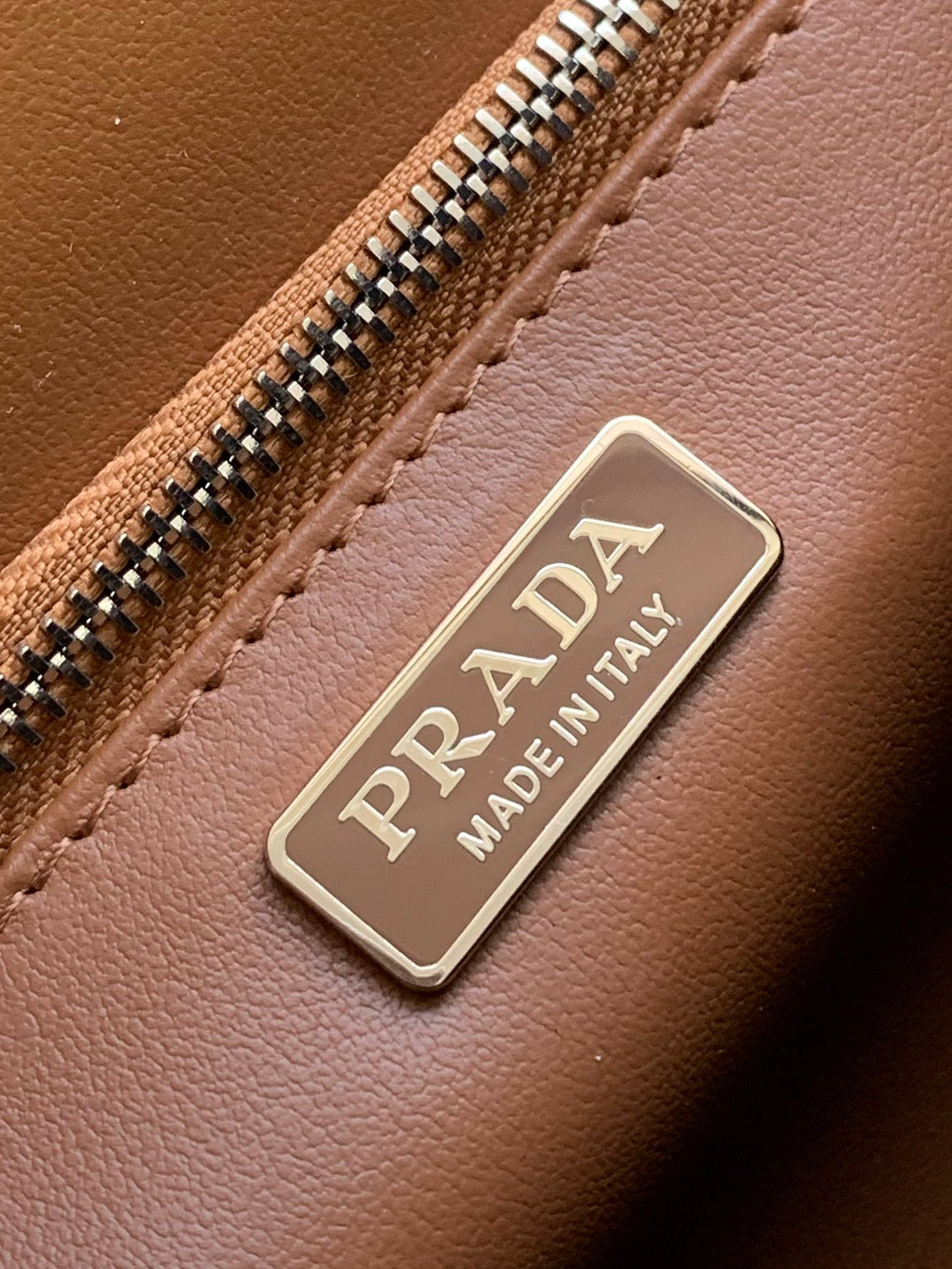 Symbole Triangle Plaque Flap Shoulder Bag