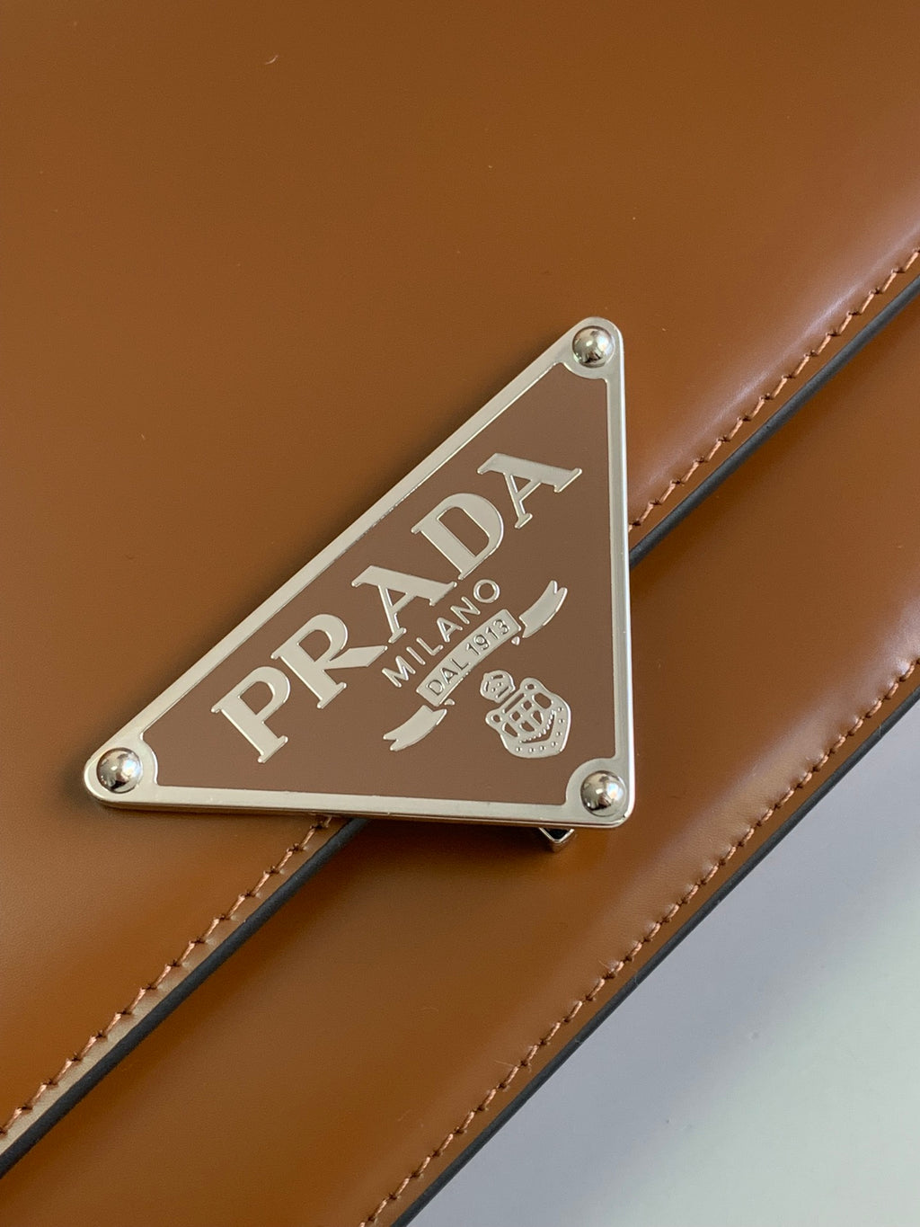 Symbole Triangle Plaque Flap Shoulder Bag