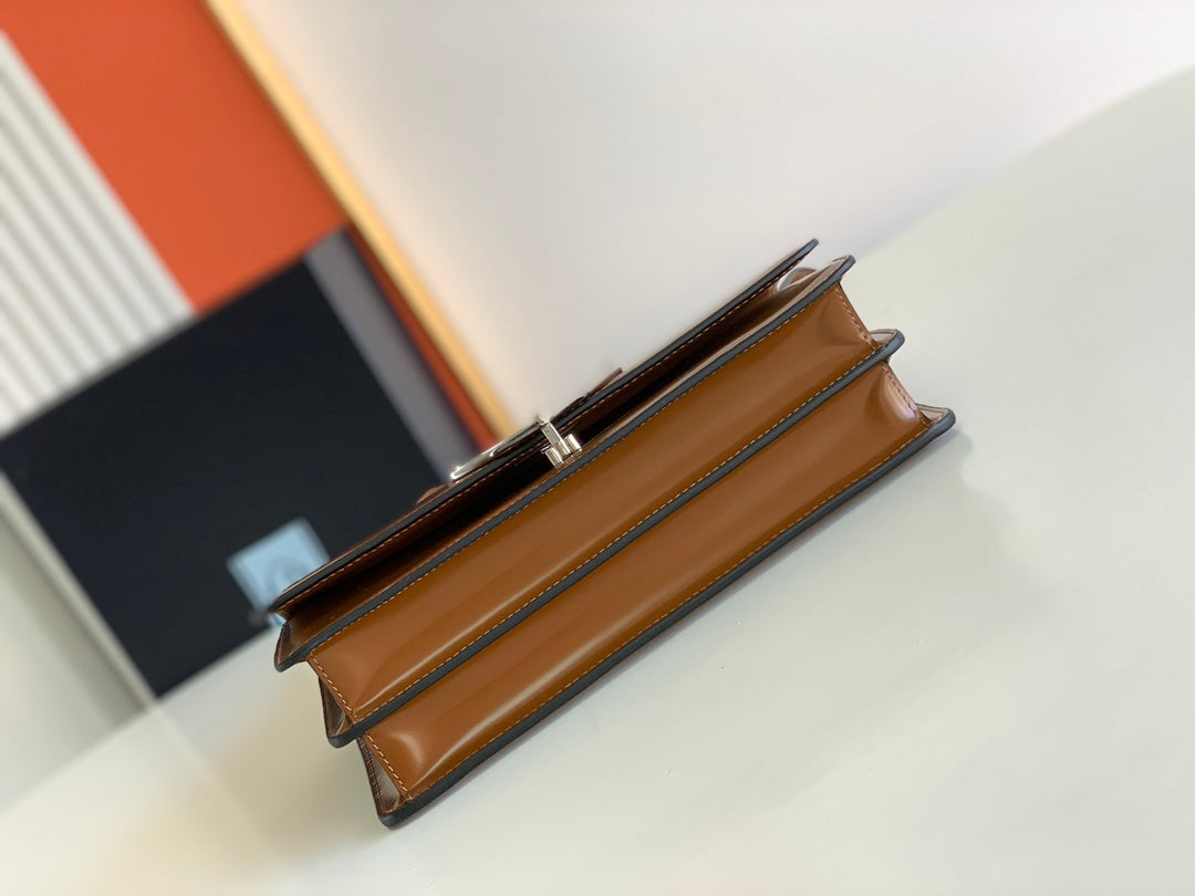 Symbole Triangle Plaque Flap Shoulder Bag