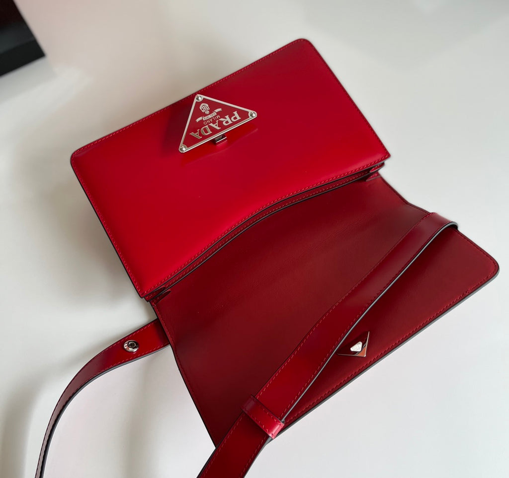 Symbole Triangle Plaque Flap Shoulder Bag