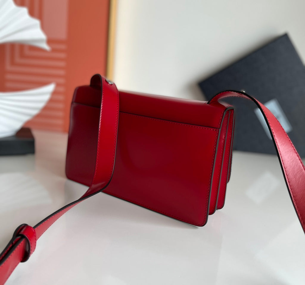 Symbole Triangle Plaque Flap Shoulder Bag