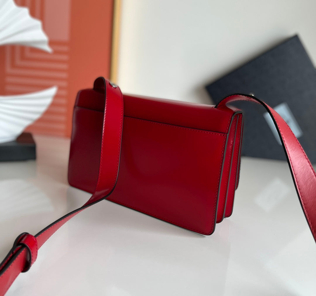 Symbole Triangle Plaque Flap Shoulder Bag