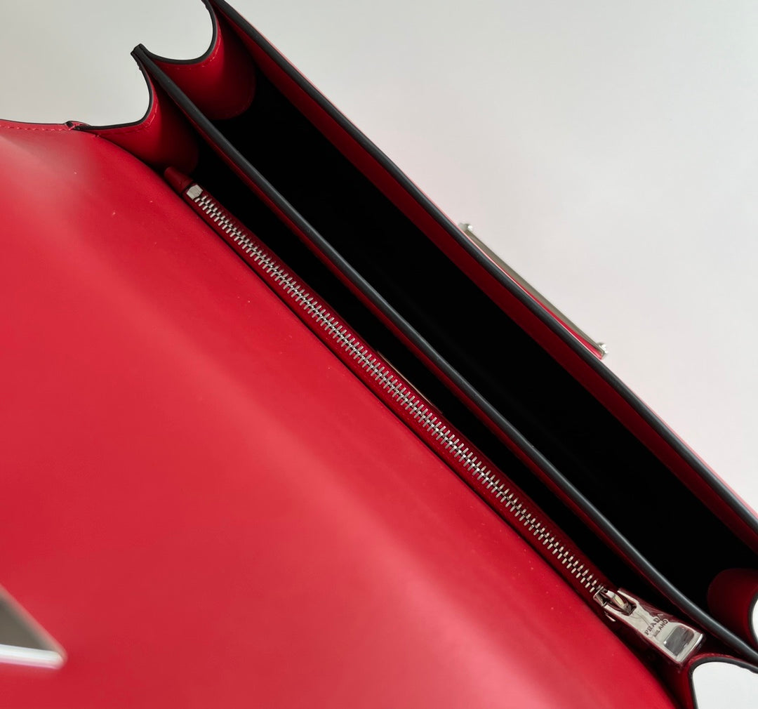 Symbole Triangle Plaque Flap Shoulder Bag