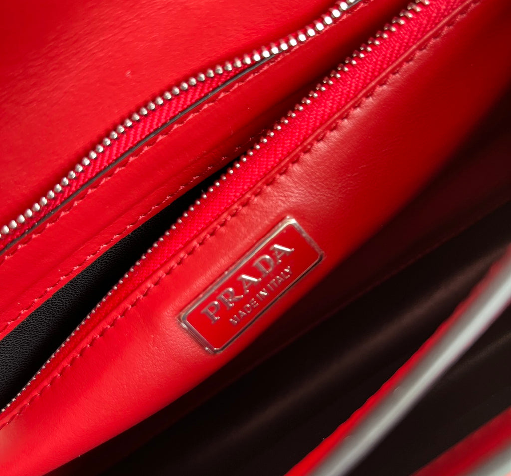 Symbole Triangle Plaque Flap Shoulder Bag