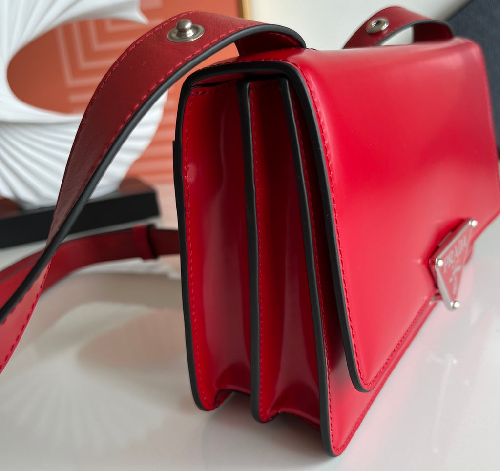 Symbole Triangle Plaque Flap Shoulder Bag