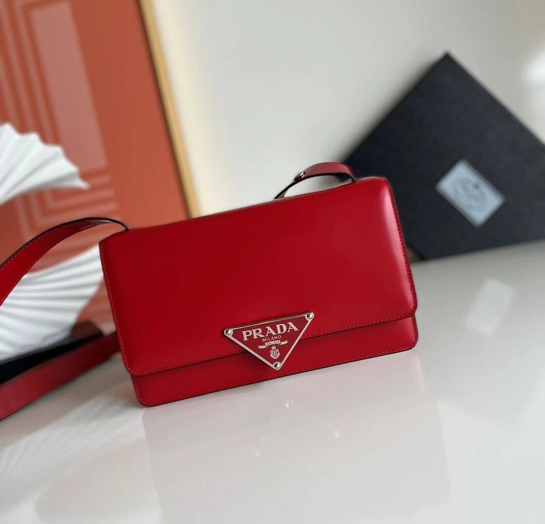 Symbole Triangle Plaque Flap Shoulder Bag