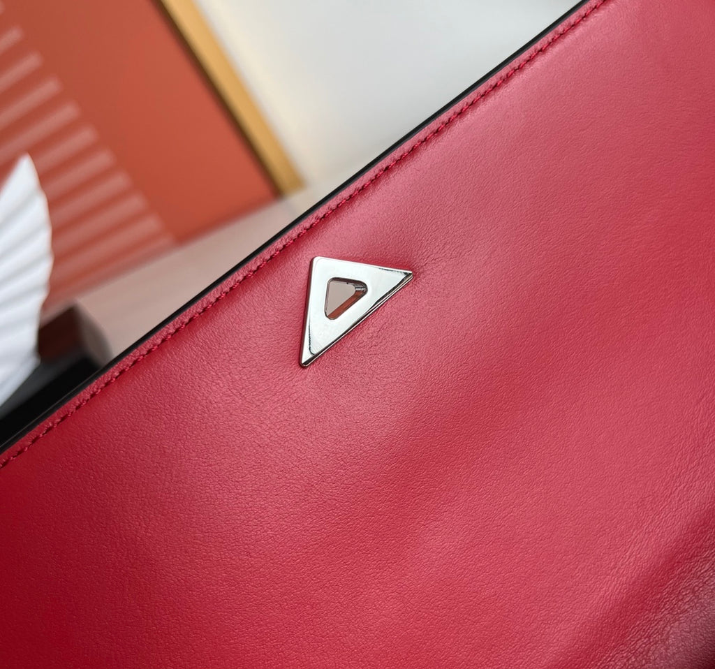 Symbole Triangle Plaque Flap Shoulder Bag