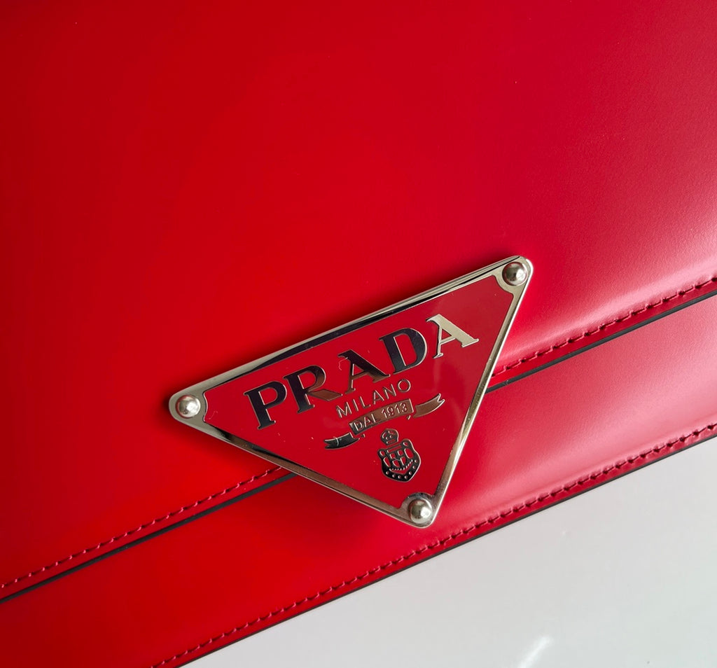 Symbole Triangle Plaque Flap Shoulder Bag