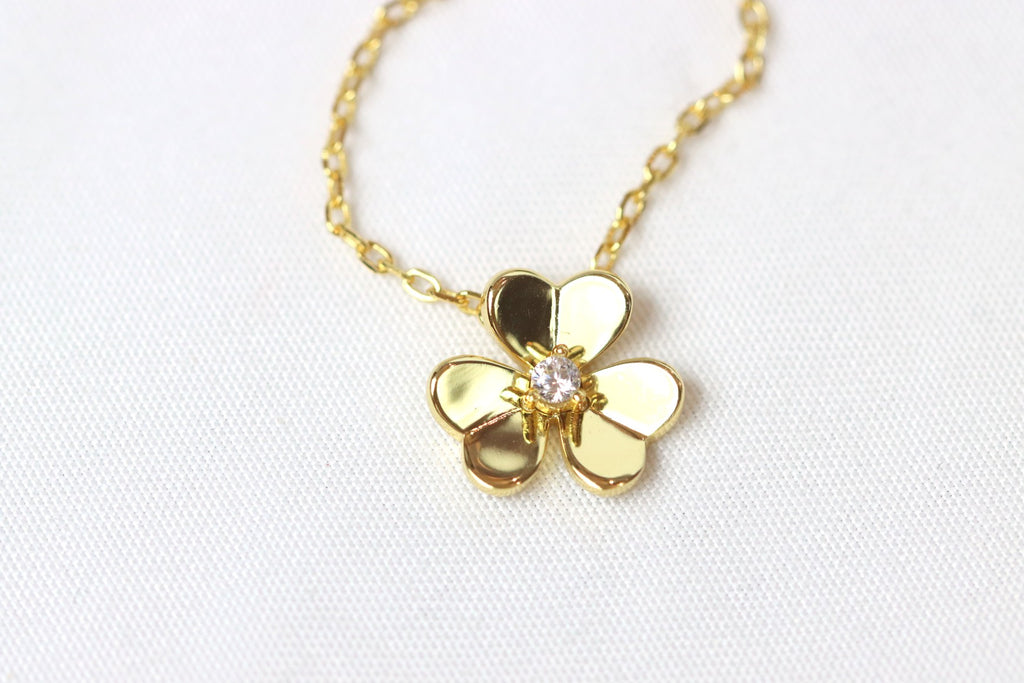 Frivole Gold Flower Necklace with Center Stone