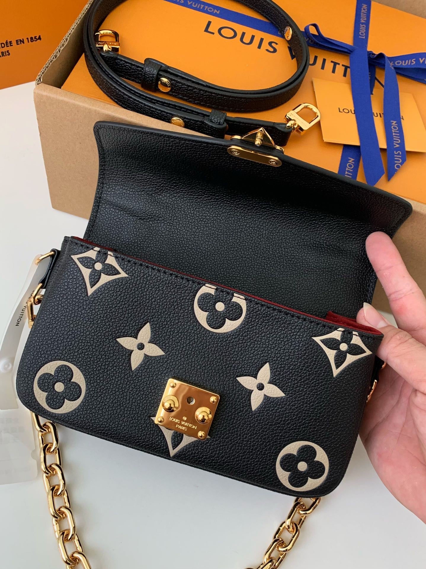 Pochette Métis East West Monogram Leather Bag