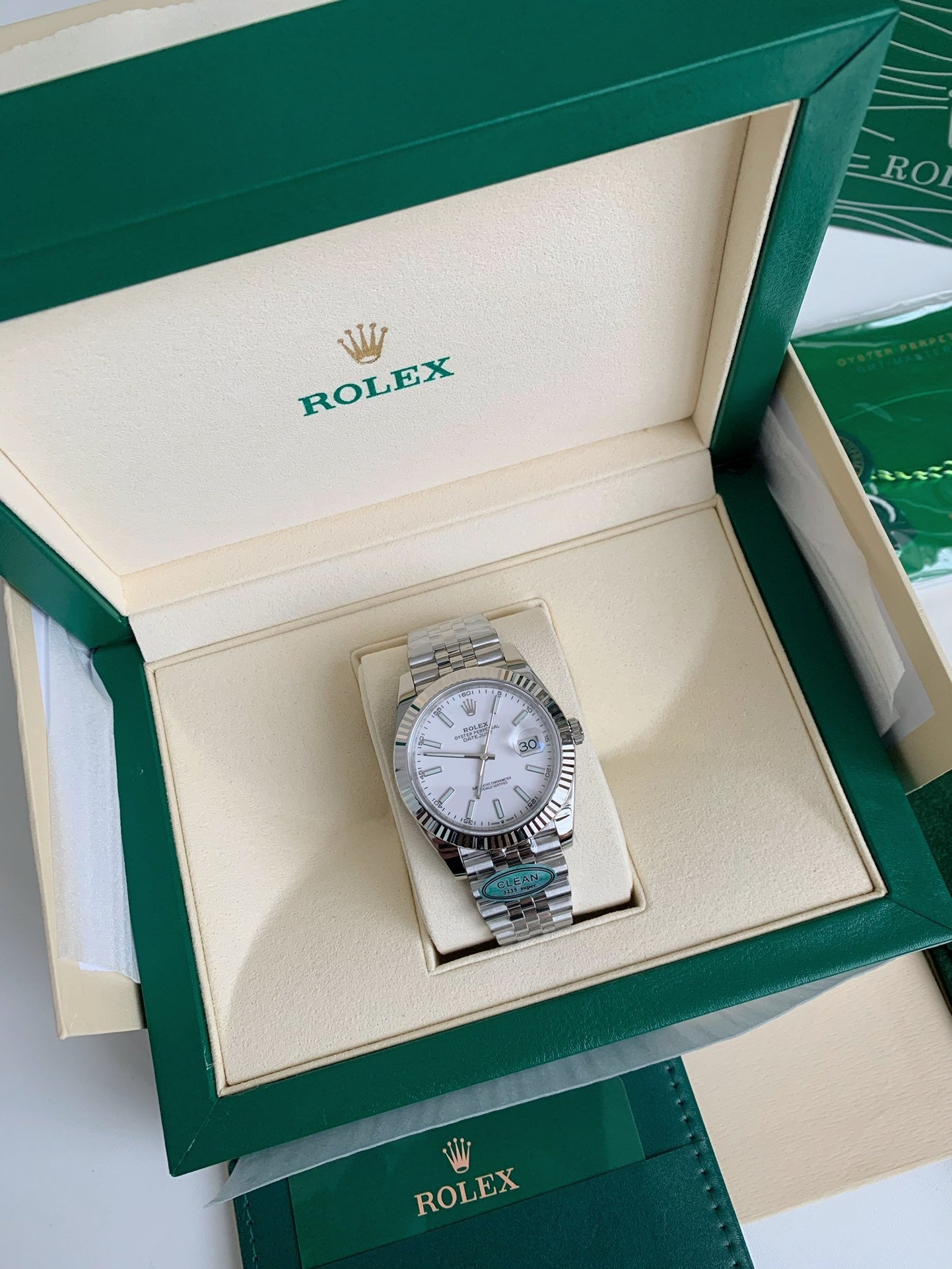 Oyster Perpetual Datejust 41mm – White Dial, Fluted Bezel