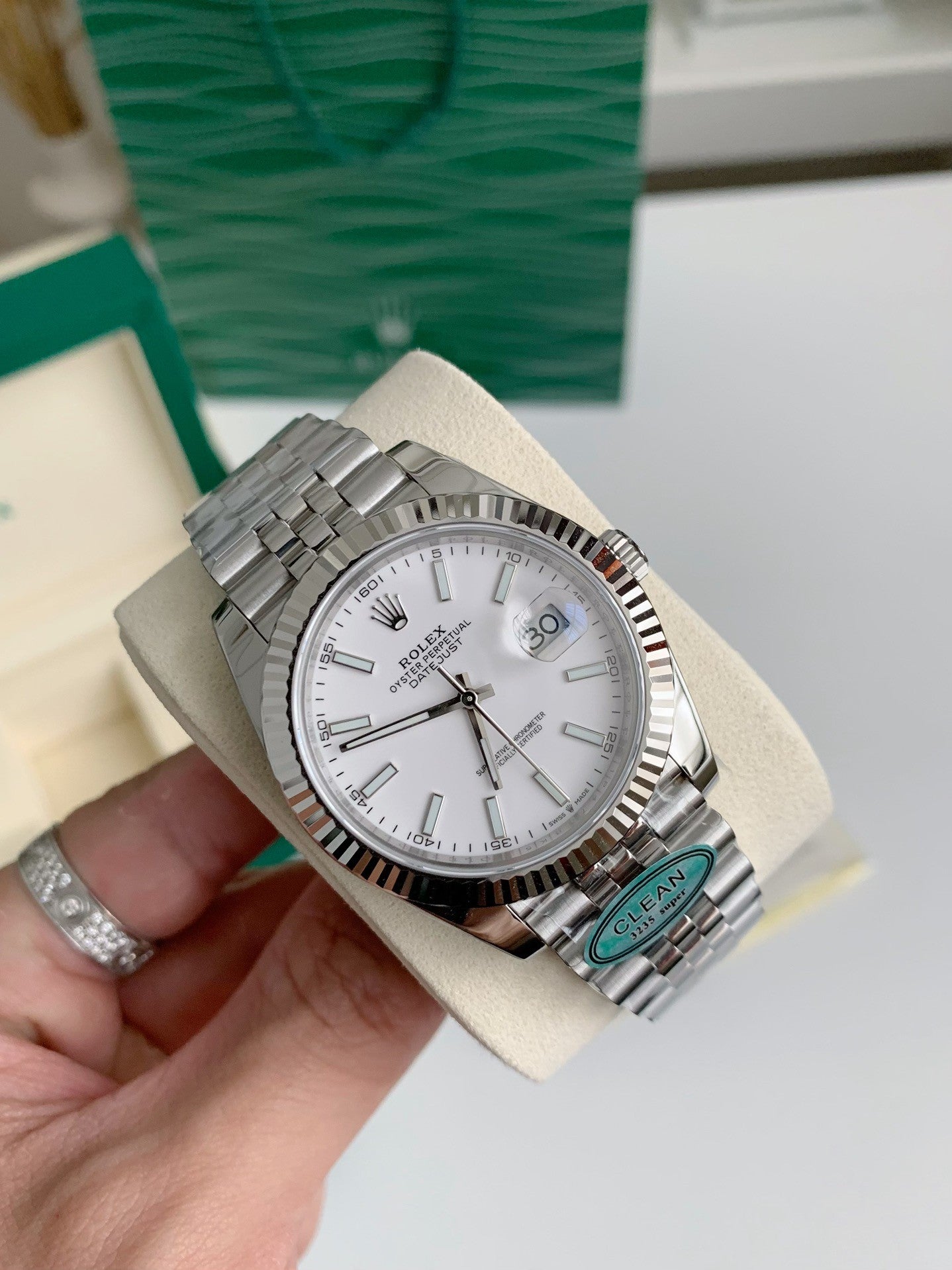 Oyster Perpetual Datejust 41mm – White Dial, Fluted Bezel