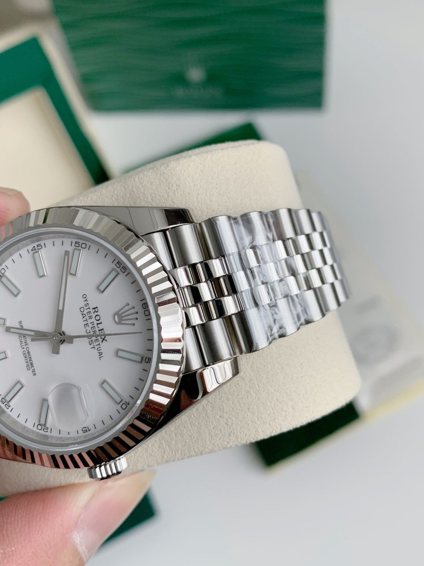 Oyster Perpetual Datejust 41mm – White Dial, Fluted Bezel