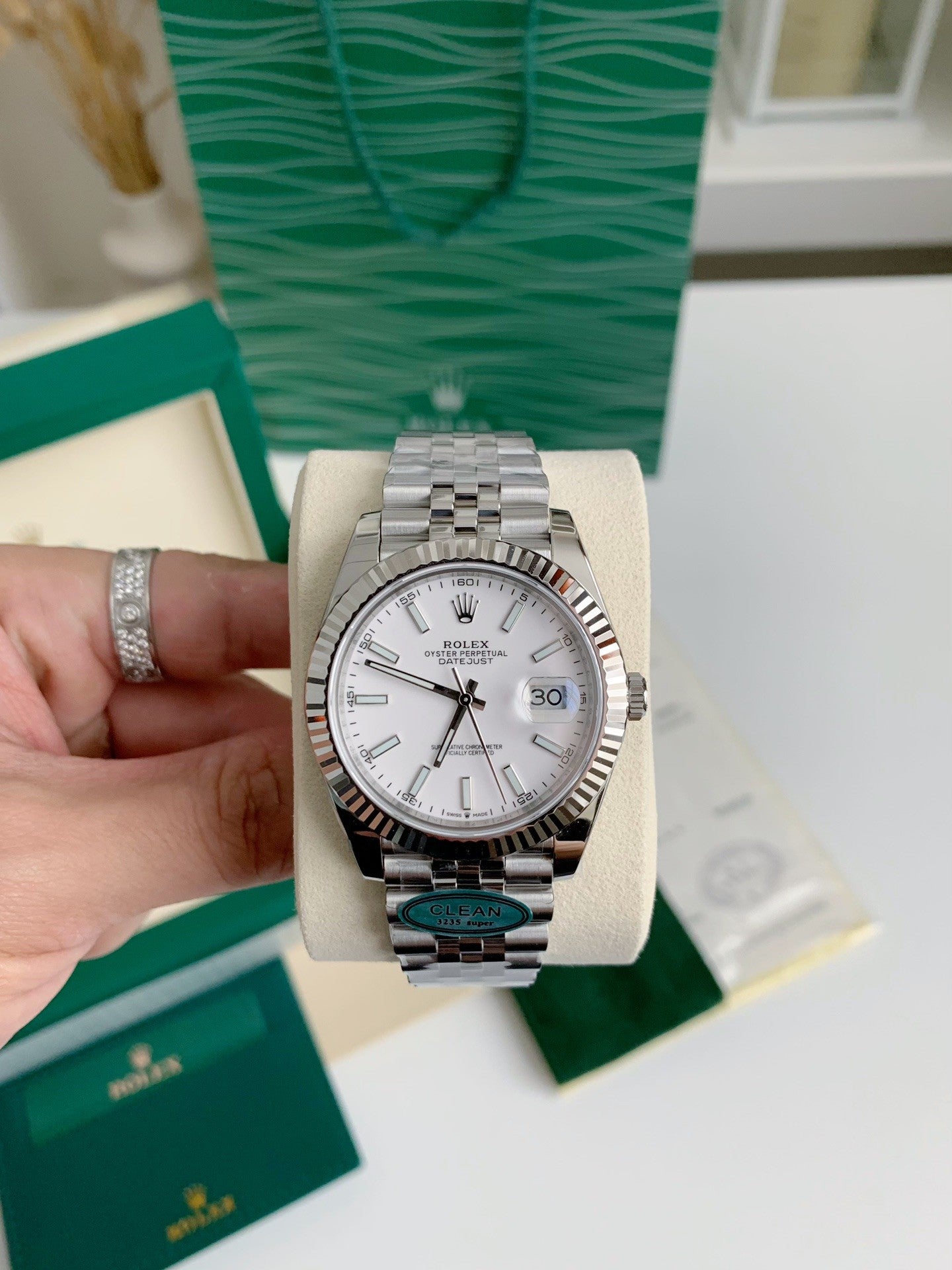 Oyster Perpetual Datejust 41mm – White Dial, Fluted Bezel
