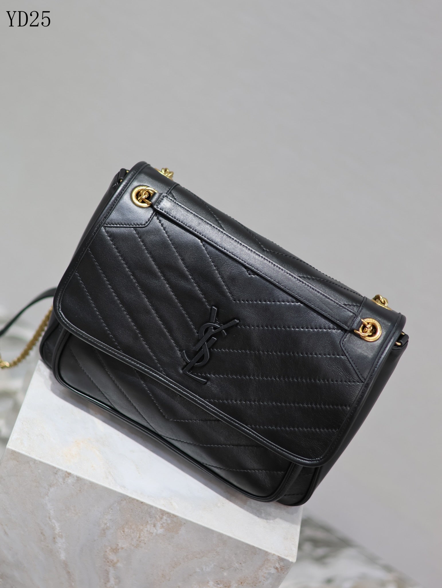 Niki Medium Leather Bag