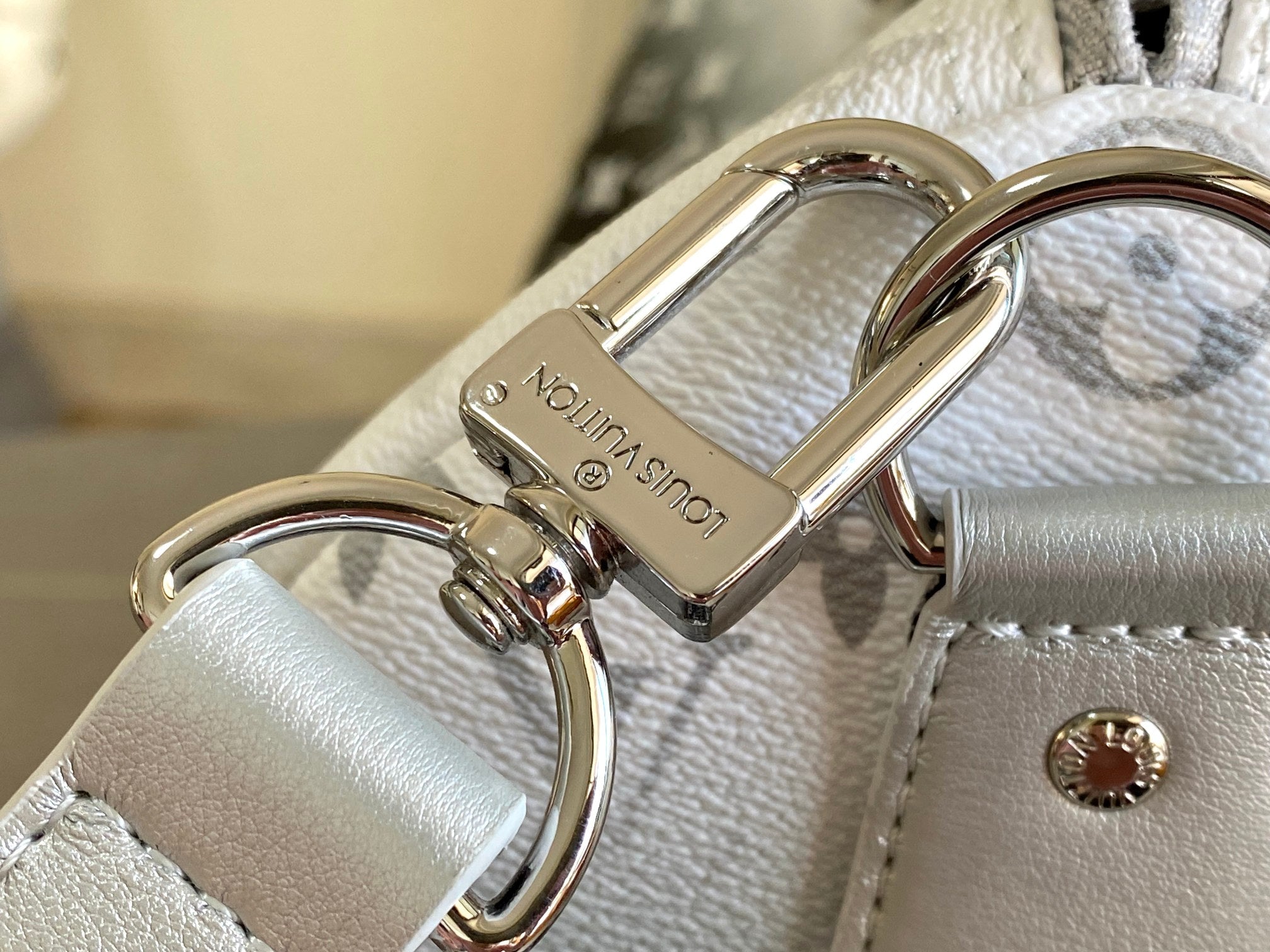 Keepall Bandoulière 50 – Monogram Eclipse Gradient Silver Edition