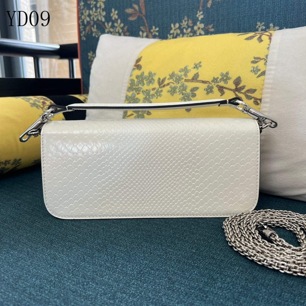 Garavani VLogo Signature Ayers Leather Bag