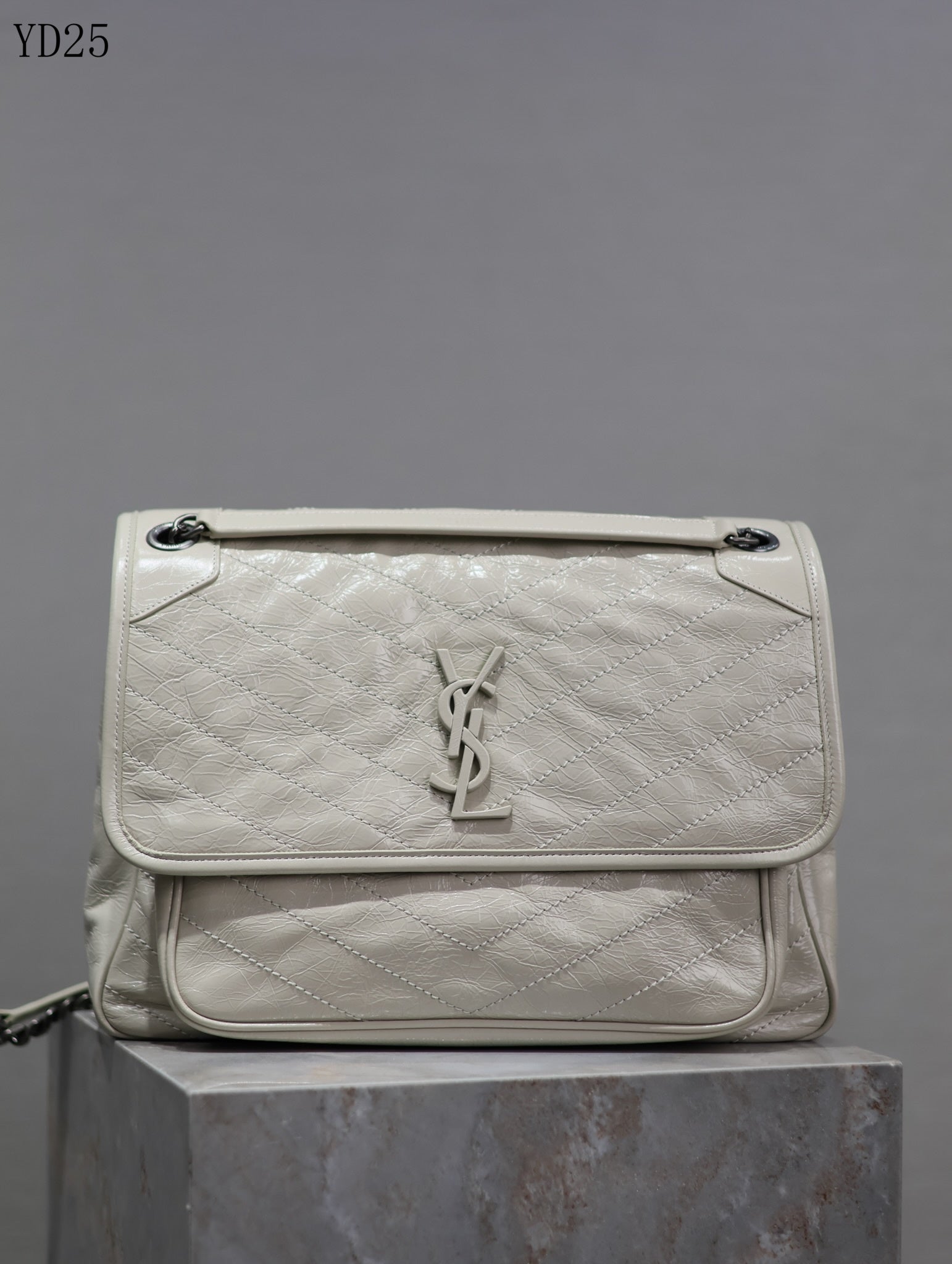 Niki Medium Leather Shoulder Bag