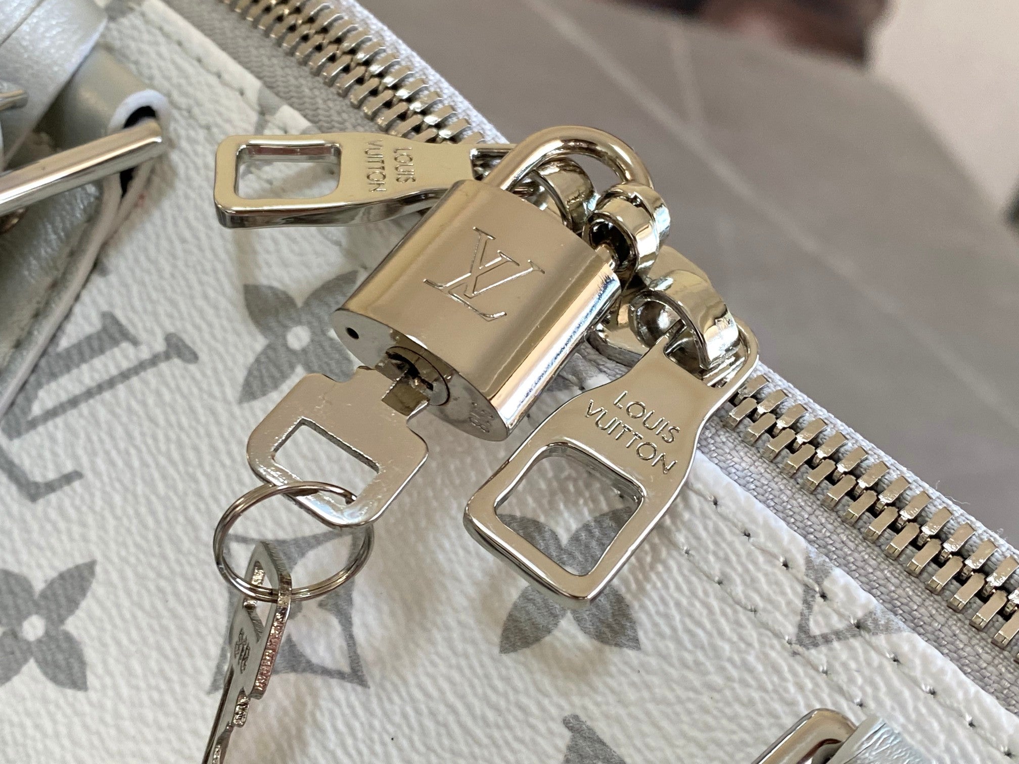 Keepall Bandoulière 50 – Monogram Eclipse Gradient Silver Edition