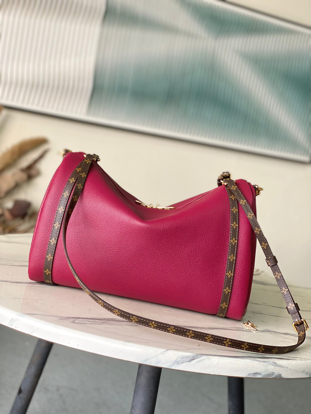 Express Medium Leather Shoulder Bag