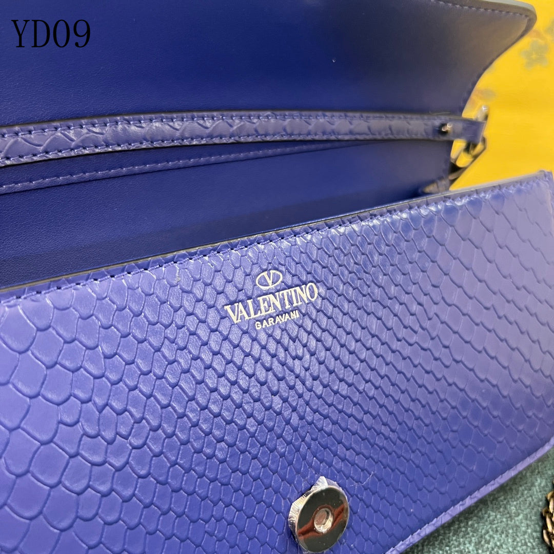 Garavani VLogo Signature Ayers Leather Bag