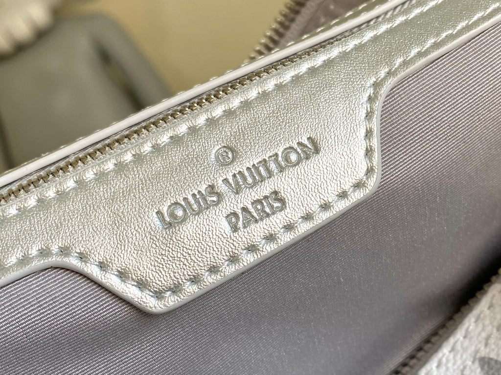 Keepall Bandoulière 50 – Monogram Eclipse Gradient Silver Edition
