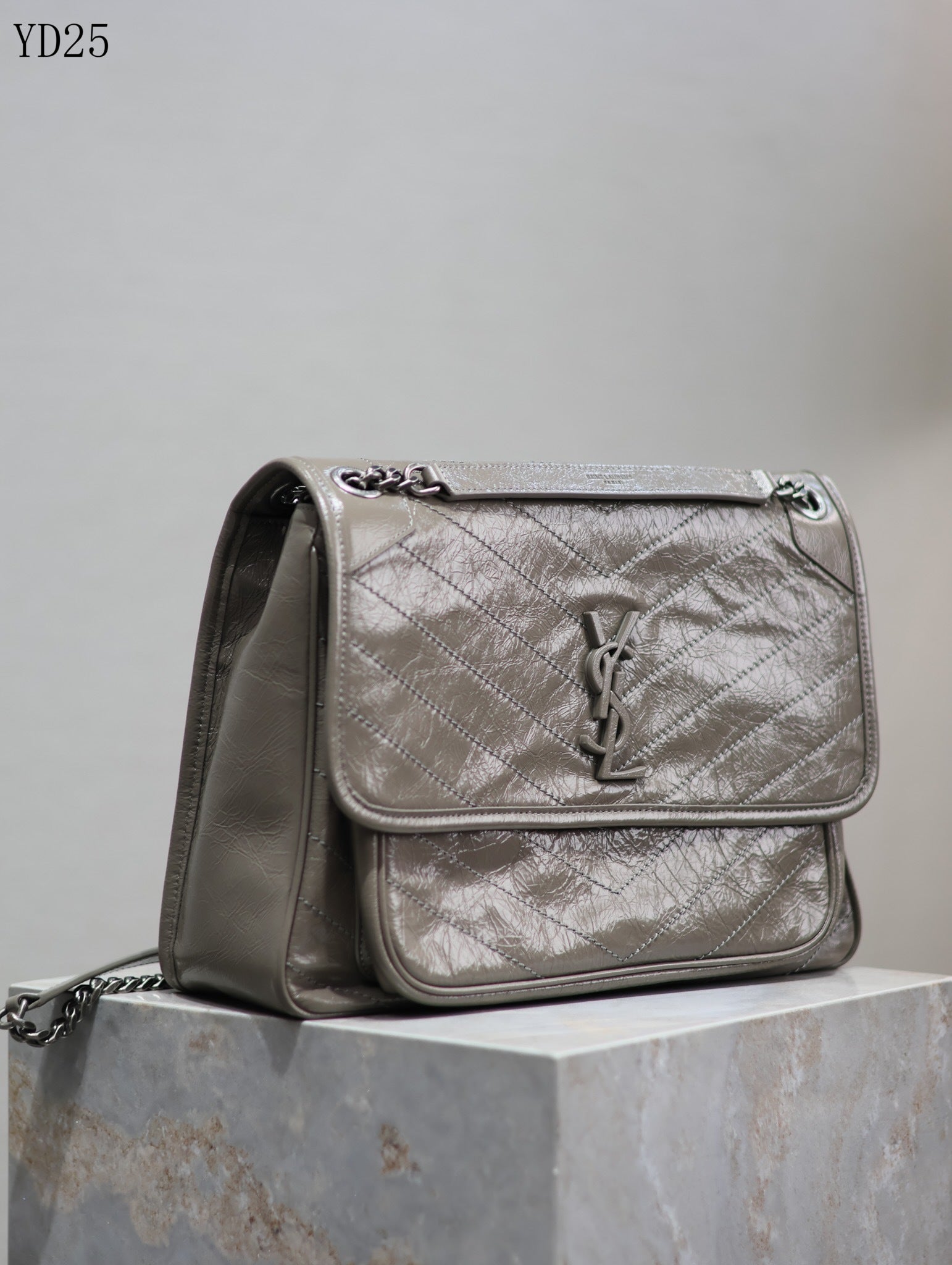 Niki Medium Leather Shoulder Bag