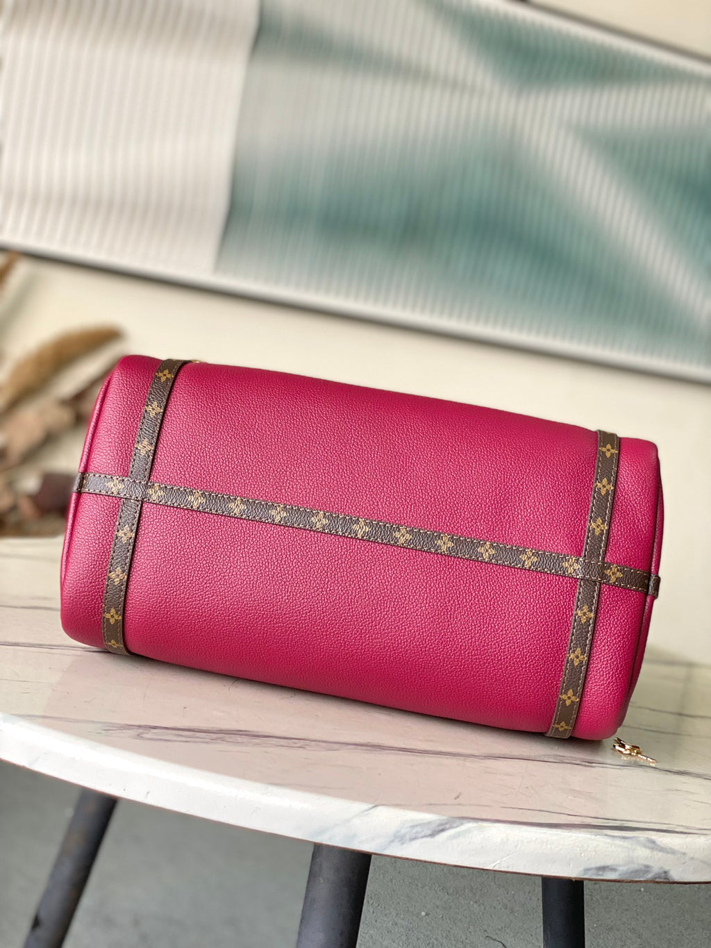 Express Medium Leather Shoulder Bag