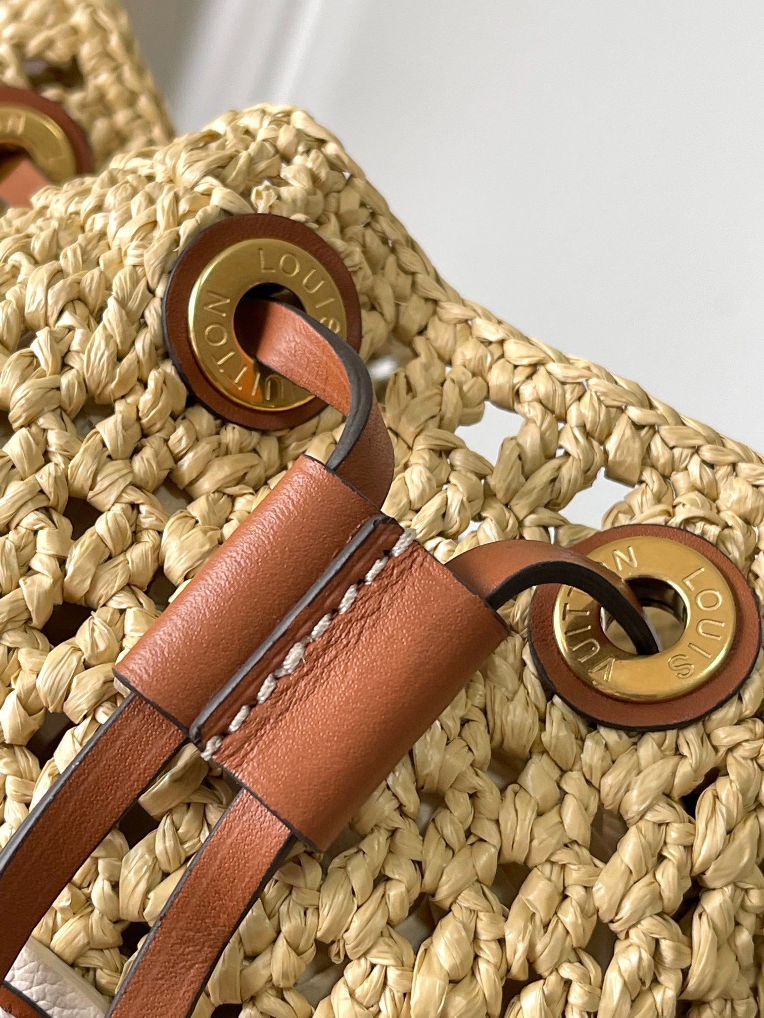 Noé Raffia Bucket Bag with Leather Trim